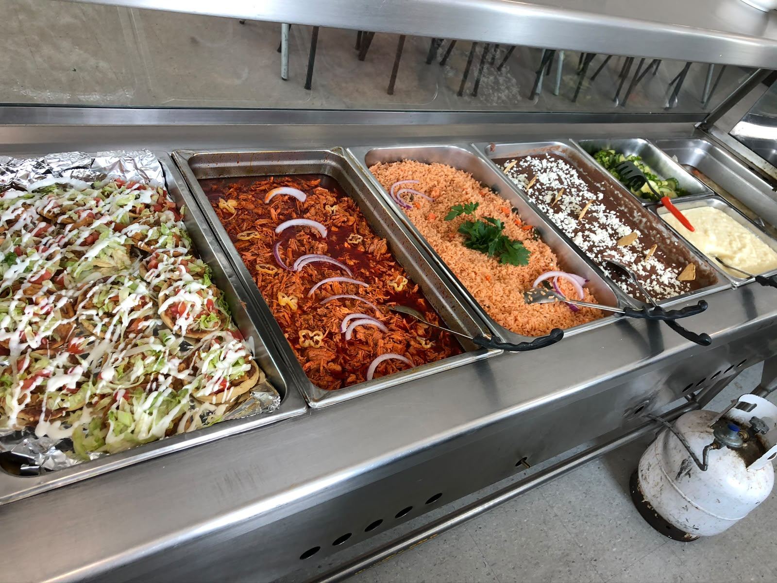 Barra de buffet con tacos, arroz y frijoles, servicio Grupo Rico