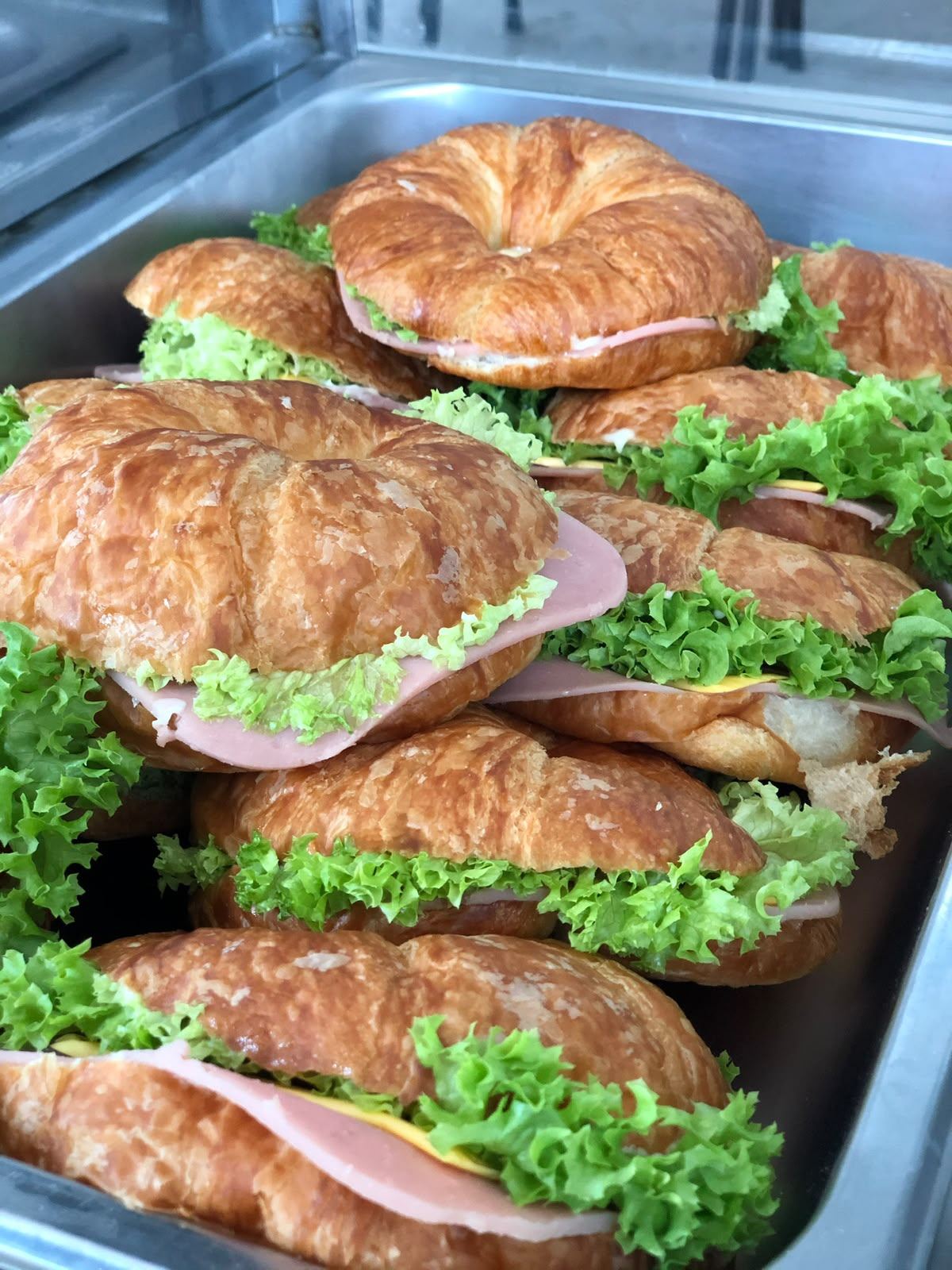 Charola de sándwiches de jamón, servicio de coffee break Grupo Rico