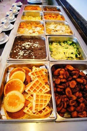 Estación de waffles y hotcakes, servicio de desayuno Grupo Rico