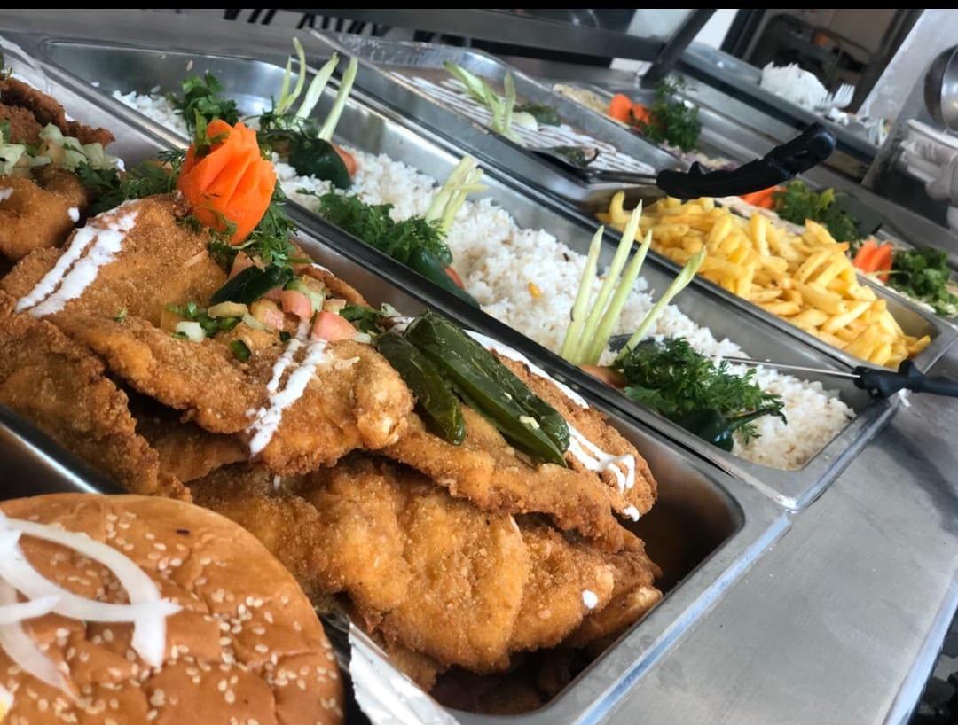 Filete empanizado con arroz y papas fritas, Grupo Rico