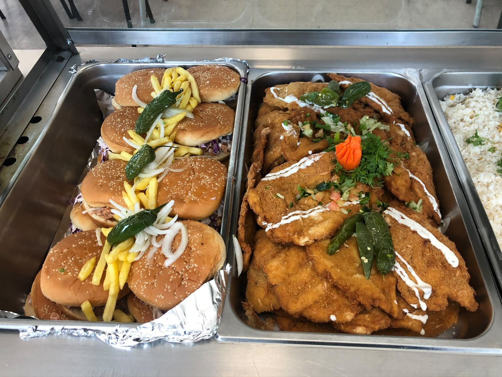 Charola de hamburguesas y milanesas, comedor industrial