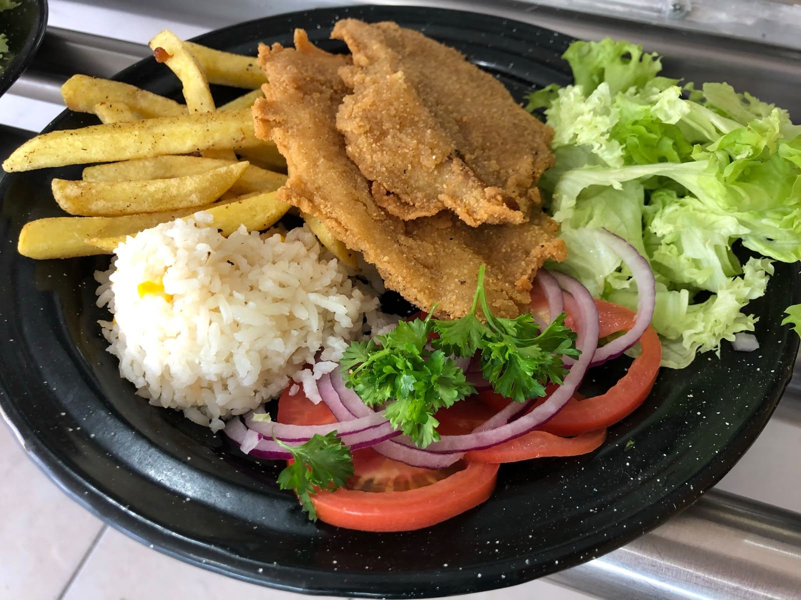 Plato de tortillas y ensalada, comedor ejecutivo