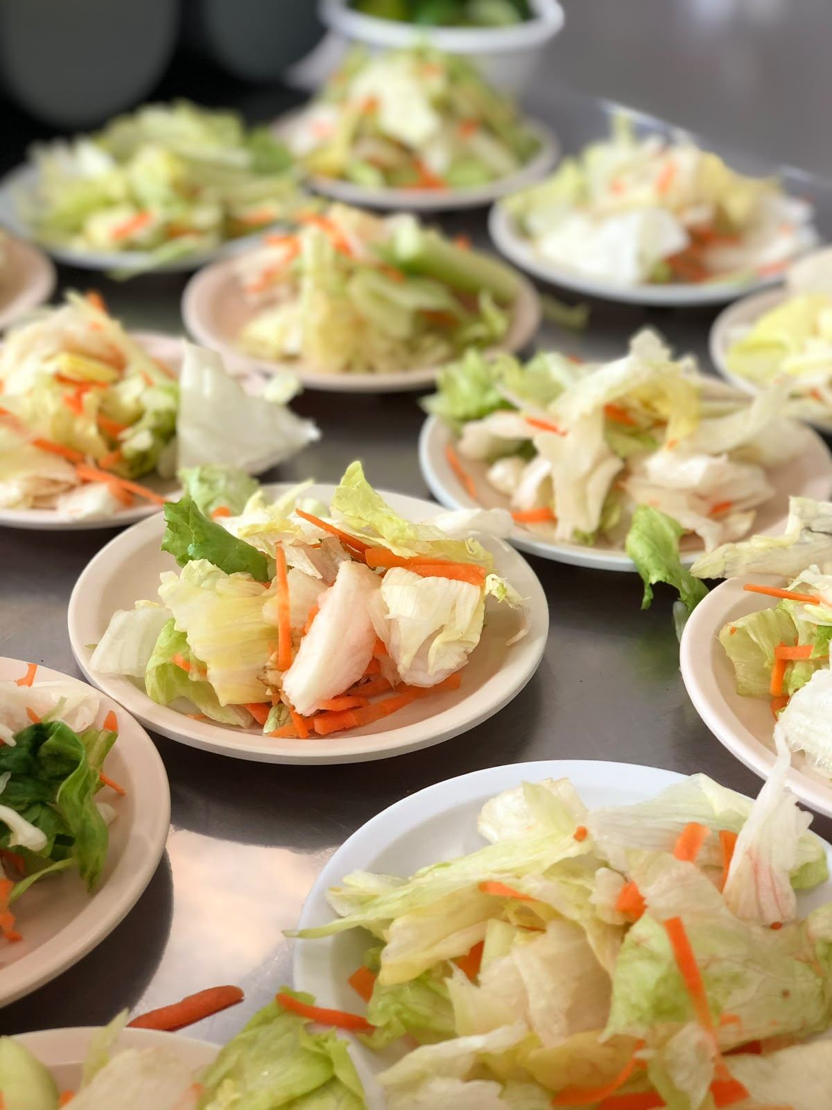 Platos de ensalada preparados en línea, operación a gran escala