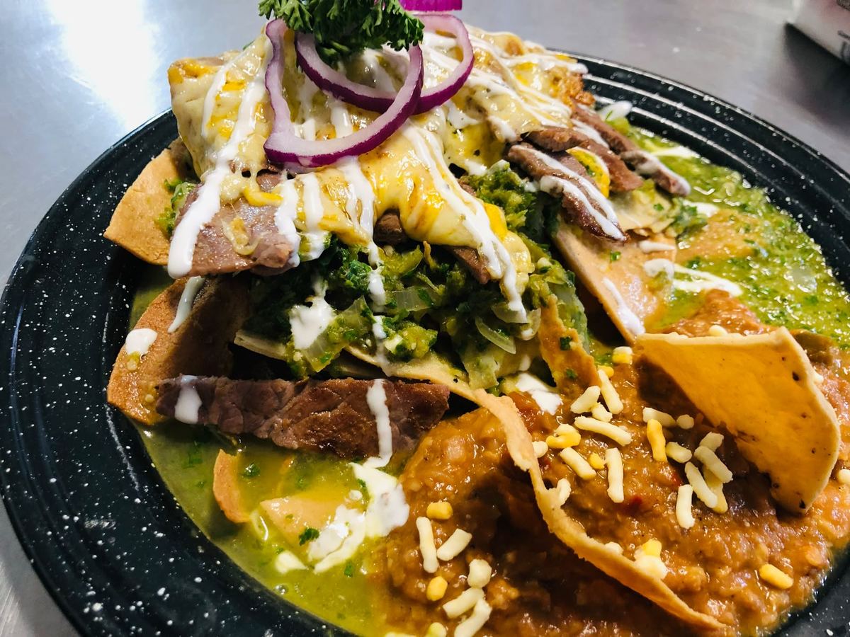 Pollo empanizado con arroz y ensalada, Grupo Rico